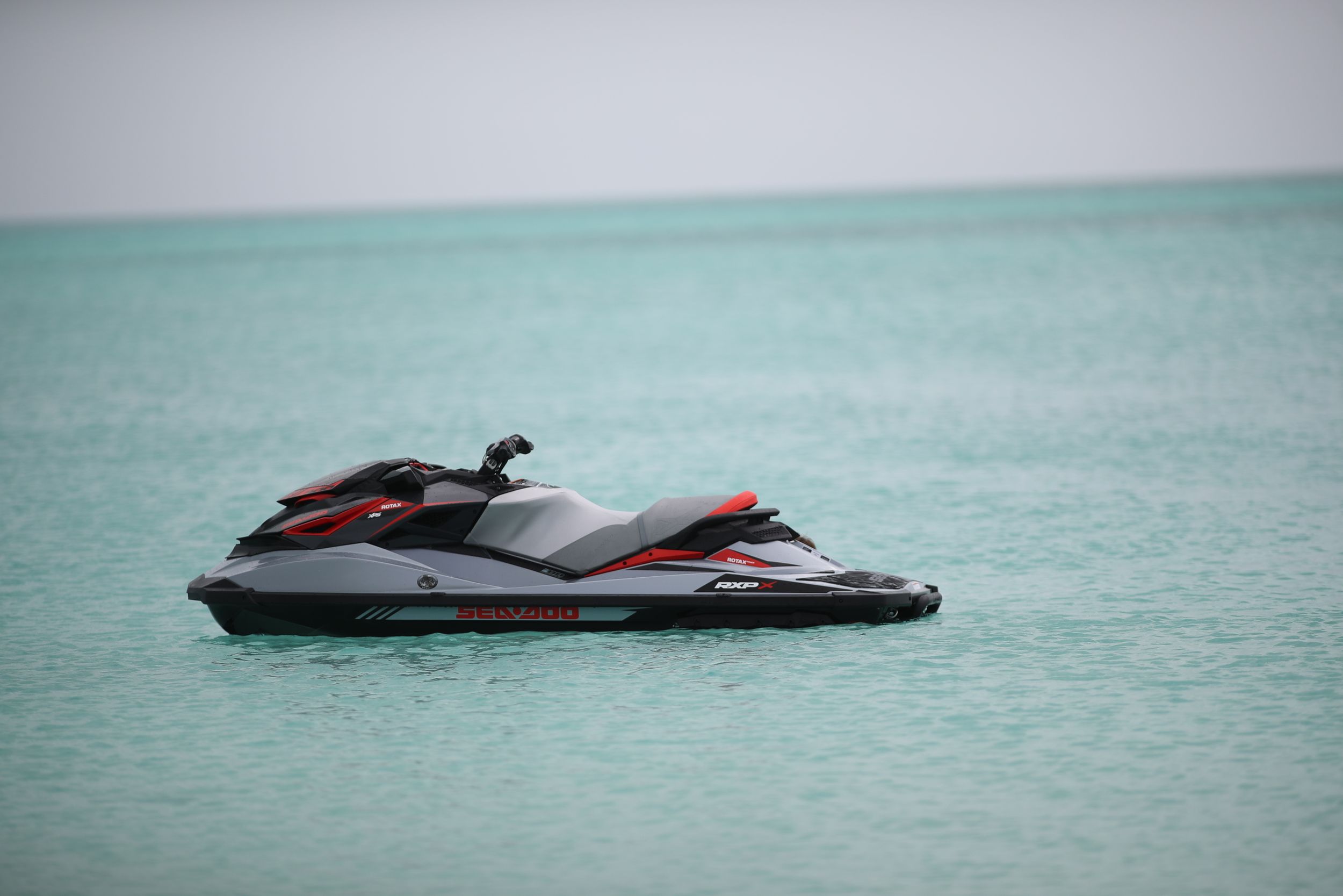 Водный мотоцикл на море
